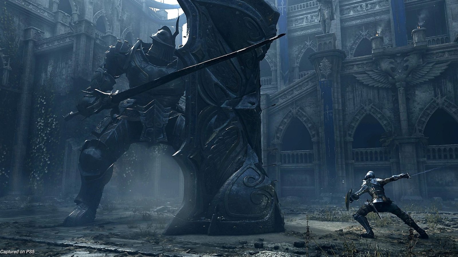 Tower Knight holding his giant shield in Demon's Souls.